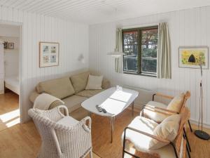 Posezení v ubytování Holiday Home Jale - 50m from the sea by Interhome