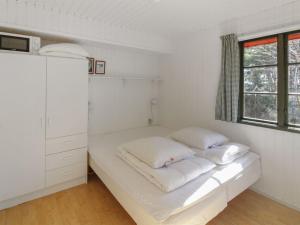 Postel nebo postele na pokoji v ubytování Holiday Home Jale - 50m from the sea by Interhome