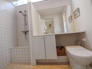 Koupelna v ubytování Holiday Home Jale - 50m from the sea by Interhome