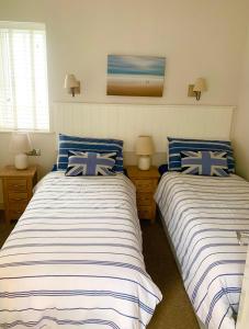 two beds sitting next to each other in a bedroom at Jubilee Beach House in Filey