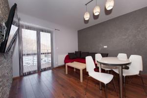 sala de estar con mesa y sofá en Apartament Mysia en Świeradów-Zdrój