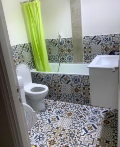 La salle de bains est pourvue de toilettes et d'un lavabo. dans l'établissement SO CHIC APPARTEMENT Airport international Rabat-Salé, à Sale