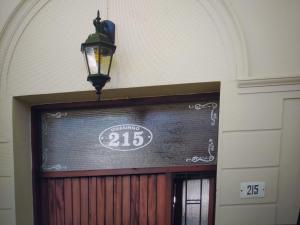 una señal sobre una puerta con una señal sobre ella en Casa, Ituzaingó 215, en Colonia del Sacramento
