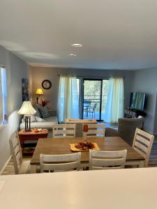 uma sala de estar com mesa e cadeiras em Escape To Branson em Branson