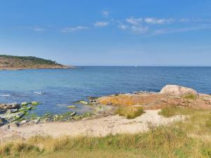 グドイェムにあるApartment Thyrne - 500m from the sea in Bornholm by Interhomeの晴れた日の岩と海のビーチ