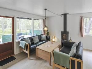 uma sala de estar com um sofá e uma mesa em Holiday Home Michel - 300m from the sea in Bornholm by Interhome em Vester Sømarken