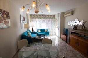 a living room with a glass table and a couch at La Mirada 2 in Castellón de la Plana