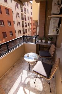 een balkon met 2 stoelen en een tafel op een gebouw bij La Mirada 2 in Castellón de la Plana