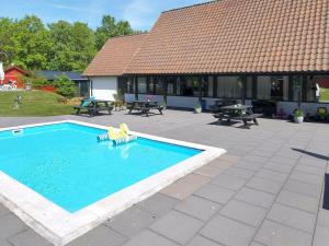 Bazén v ubytování Holiday Home Jose - 300m from the sea by Interhome nebo v jeho okolí