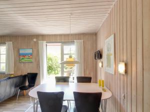 TV a/nebo společenská místnost v ubytování Holiday Home Jose - 300m from the sea by Interhome
