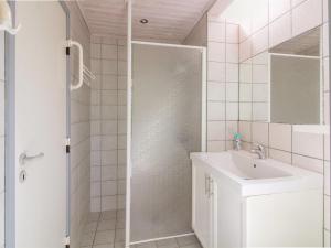 Koupelna v ubytování Holiday Home Jose - 300m from the sea by Interhome