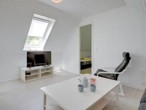 TV a/nebo společenská místnost v ubytování Holiday Home Friis - 200m from the sea by Interhome