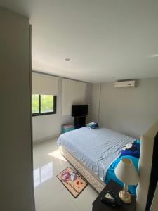 1 dormitorio con 1 cama y escritorio con lámpara en Departamento amoblado en condominio cerrado! Un lugar ideal para instalarse!, en San Lorenzo