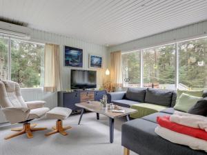 Posezení v ubytování Holiday Home Jaarne - 800m from the sea by Interhome
