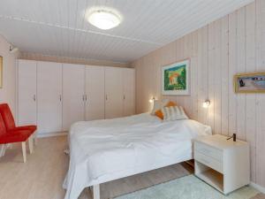 Postel nebo postele na pokoji v ubytování Holiday Home Jaarne - 800m from the sea by Interhome