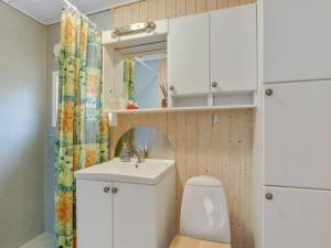 Koupelna v ubytování Holiday Home Jaarne - 800m from the sea by Interhome