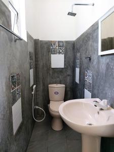 uma casa de banho com um WC e um lavatório em Anusha Apartment 15 Homestay em Galle