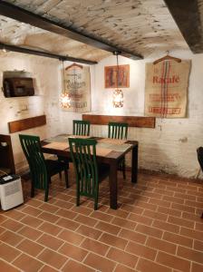 ein Esszimmer mit einem Holztisch und Stühlen in der Unterkunft Chostello Ecomis Rustik in Sibiu