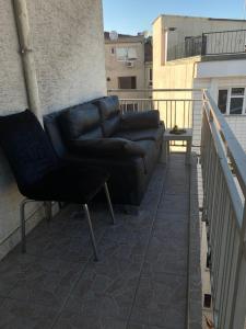 een bank en een stoel op een balkon bij Private Room in Istanbul #67 in Istanbul