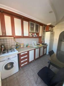 een keuken met een wastafel, een fornuis en een vaatwasser bij Private Room in Istanbul #67 in Istanbul