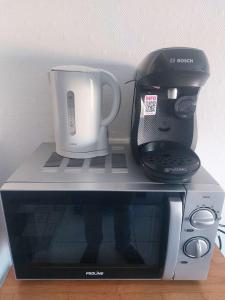 Elle comprend une cafetière et un four micro-ondes. dans l'établissement Residence d'Anjou - Grand studio avec balcon et parking privatif, à Perpignan