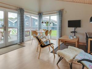TV a/nebo společenská místnost v ubytování Holiday Home Carlie - 2-8km from the sea by Interhome + 17 fotografií