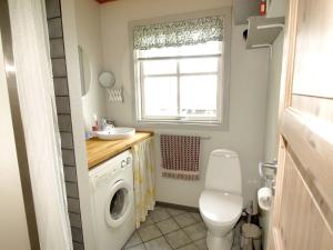 Koupelna v ubytování Holiday Home Iikka - 300m from the sea by Interhome