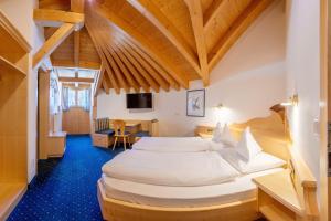 1 dormitorio con 2 camas en una habitación en Hotel Schwarzer Adler en Resia