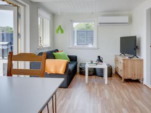 Una sala de estar con un sofá y un televisor. en Apartment Brawith - 250m from the sea by Interhome, en Neksø 12 fotos más