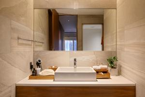 um banheiro com pia branca e espelho em Andaru Collection Niseko em Kutchan