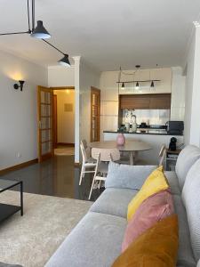 ein Wohnzimmer mit einem Sofa und einem Tisch in der Unterkunft Apartamento Central in Braga