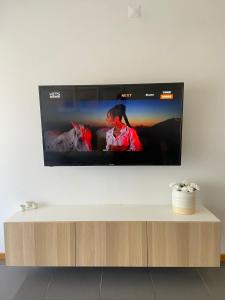 a flat screen tv hanging on a wall at Apartamento Central in Braga