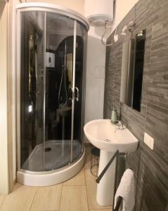 La salle de bains est pourvue d'une douche et d'un lavabo. dans l'établissement I Giganti, à Cagliari