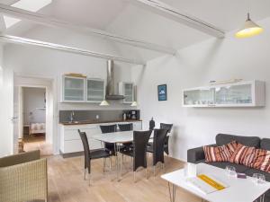 uma sala de estar e cozinha com mesa e cadeiras em Apartment Tinne - 400m from the sea in Bornholm by Interhome em Allinge