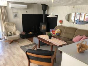 ein Wohnzimmer mit einem Sofa und einem Tisch in der Unterkunft Holiday Home Harald - all inclusive - 300m from the sea by Interhome in Bøtø By