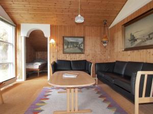 uma sala de estar com um sofá e uma mesa em Holiday Home Kiris - 800m from the sea in Lolland- Falster and Mon by Interhome em Bøtø By