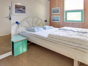 um quarto com uma cama grande e uma janela em Holiday Home Kiris - 800m from the sea in Lolland- Falster and Mon by Interhome em Bøtø By