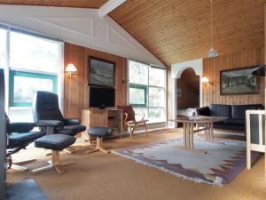 uma sala de estar com cadeiras e uma mesa em Holiday Home Kiris - 800m from the sea in Lolland- Falster and Mon by Interhome em Bøtø By