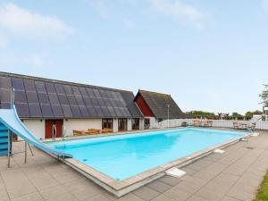 בריכת השחייה שנמצאת ב-Apartment Majvi - 300m from the sea in Bornholm by Interhome או באזור