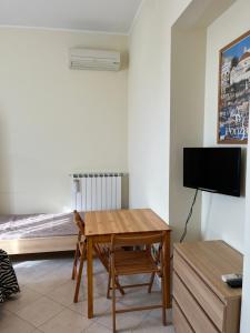 - un salon avec une table en bois et un lit dans l'établissement Bed and Breakfast Elisa, à Sonnino