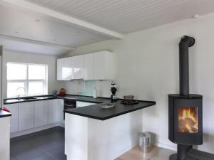 Kuchyň nebo kuchyňský kout v ubytování Holiday Home Borica - 100m from the sea in Lolland- Falster and Mon by Interhome