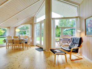 - un salon avec une table et des chaises dans l'établissement Holiday Home Lyra - 800m from the sea in Lolland- Falster and Mon by Interhome, à Bøtø By