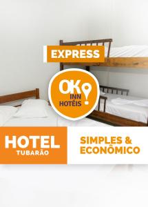 uma imagem de dois logótipos para um hotel e um hotel tucpanapa em Ok Inn Hotel Express em Tubarão