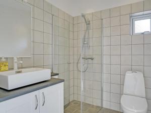 Koupelna v ubytování Apartment Serafina - 200m from the sea in Lolland- Falster and Mon by Interhome