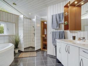 Koupelna v ubytování Holiday Home Frithlef - 900m from the sea by Interhome