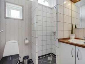 Koupelna v ubytování Holiday Home Frithlef - 900m from the sea by Interhome