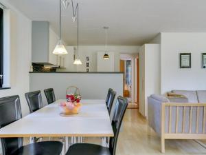 comedor y cocina con mesa y sillas en Holiday Home Filippa - 900m from the sea in Lolland- Falster and Mon by Interhome, en Bøtø By