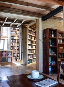 una stanza con libreria e un tavolo con una tazza di Rizoma a José Ignacio