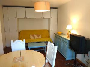 mały pokój ze stołem i łóżkiem w obiekcie 4PA104 Résidence du Port d'Avall w mieście Collioure