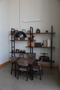 a dining room with a table and chairs and shelves at Alto del Sol Latorre Mejillones in Mejillones